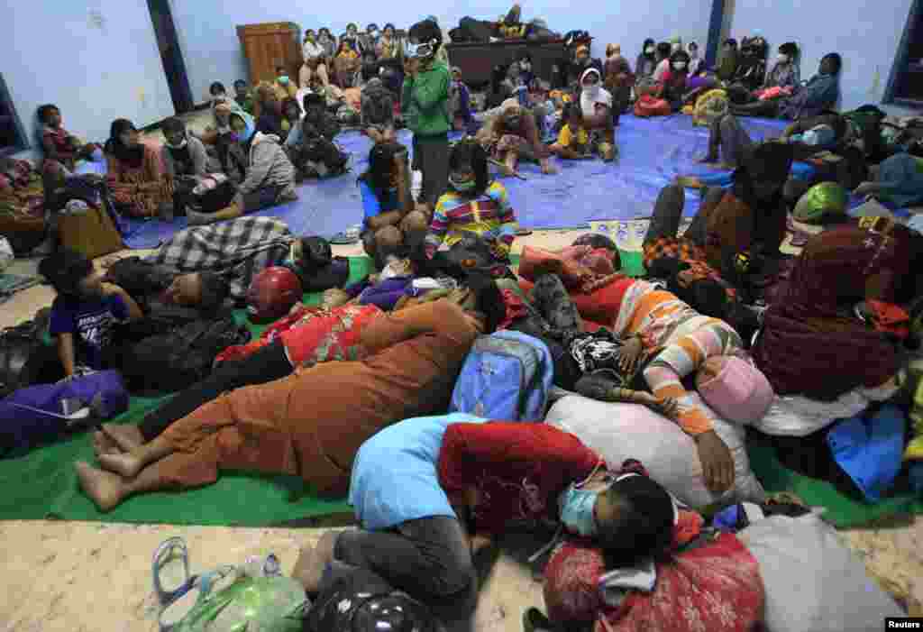 Warga yang tinggal di lereng Gunung Kelud, Kediri, Jawa Timur, tidur di tempat penampungan sementara (14/2). (Reuters/Sigit Pamungkas)