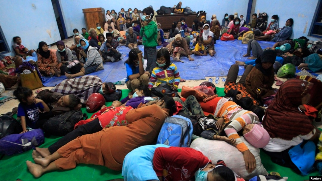 Suasana di tempat penampungan sementara di desa Sumber Agung, Kediri, saat penduduk dievakuasi dari rumah mereka akibat letusan Gunung Kelud, 14 Februari 2014. (Foto: dok).