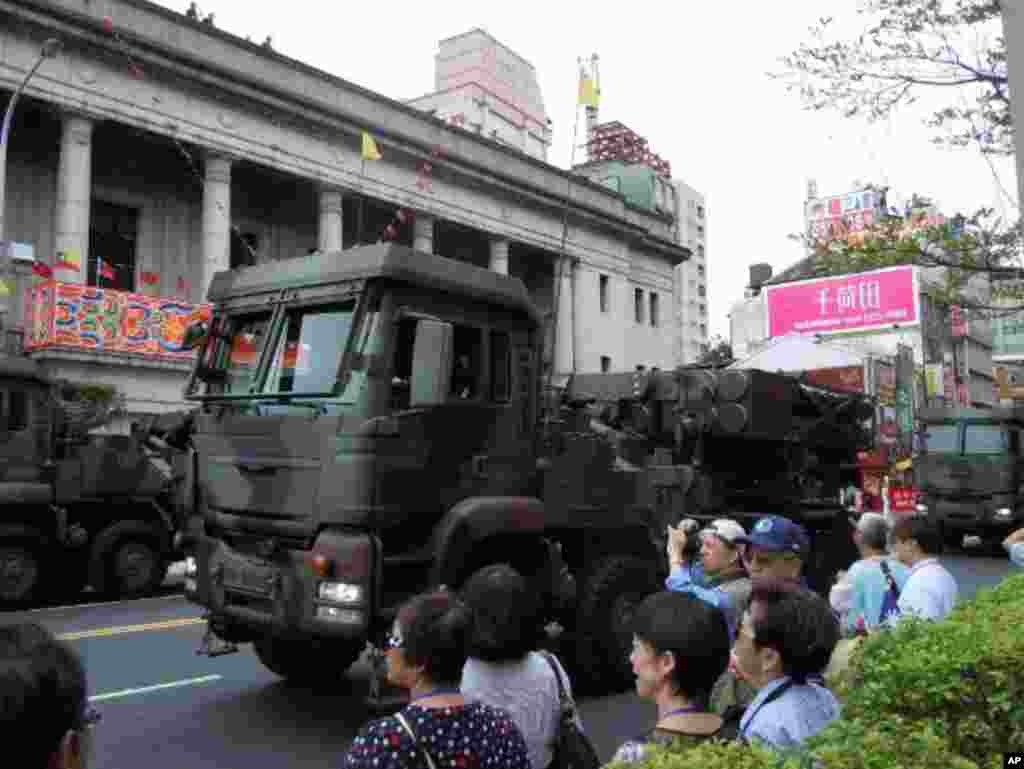 民眾在台北市街頭觀看國防展演