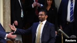 El director del FBI, Kash Patel, hace un gesto el día del discurso del presidente estadounidense Donald Trump ante una sesión conjunta del Congreso, en la Cámara de Representantes del Capitolio de los Estados Unidos en Washington, DC, el 4 de marzo de 2025.