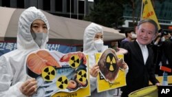 Протестующие экоактивисты у здания посольства Японии в Сеуле, Южная Корея. 13 апреля 2021г. 