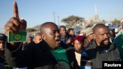 Des milliers de mineurs manifestent dans la plaine aride de Marikana, Afrique du Sud, 24 juin 2014. 