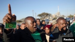 Des mineurs manifestent devant la mine de platine de Marikana, en Afrique du Sud, 25 Juin, 2014. 