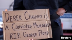 Una mujer sostiene un cartel en Nueva York pidiendo la condena para Derek Chauvin y recordando la muerte de George Floyd en Minneapolis en mayo de 2020.