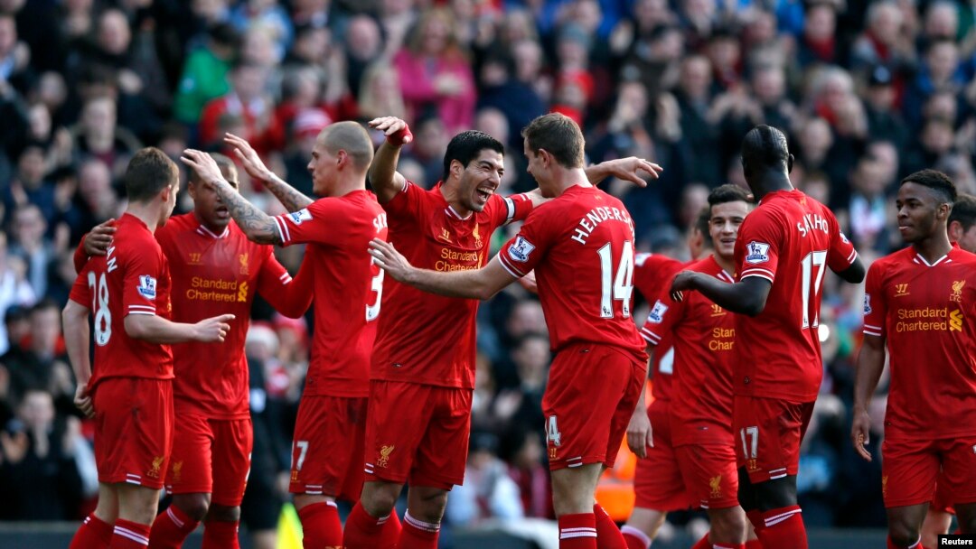 Pemain Liverpool Luis Suarez (tengah) mecetak gol ke-20 bagi Liverpool hari Rabu 1/1 (foto: dok). 