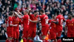 Pemain Liverpool Luis Suarez (tengah) mecetak gol ke-20 bagi Liverpool hari Rabu 1/1 (foto: dok). 