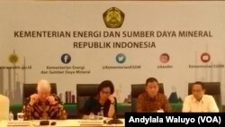 Menteri Energi Sumber Daya Mineral Ignasius Jonan bersama dengan Menteri Keuangan Sri Mulyani dan CEO Freeport-McMoRan Copper & Gold Inc Richard Adkerson di Gedung ESDM Jakarta, 29 Agustus 2017.