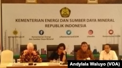 Menteri ESDM Ignasius Jonan, Menteri Keuangan Sri Mulyani dan CEO Freeport McMoRan Inc. dalam konferensi pers mengenai kesepakatan kelanjutan operasi PT Freeport Indonesia di Jakarta, 29 Agustus 2017.