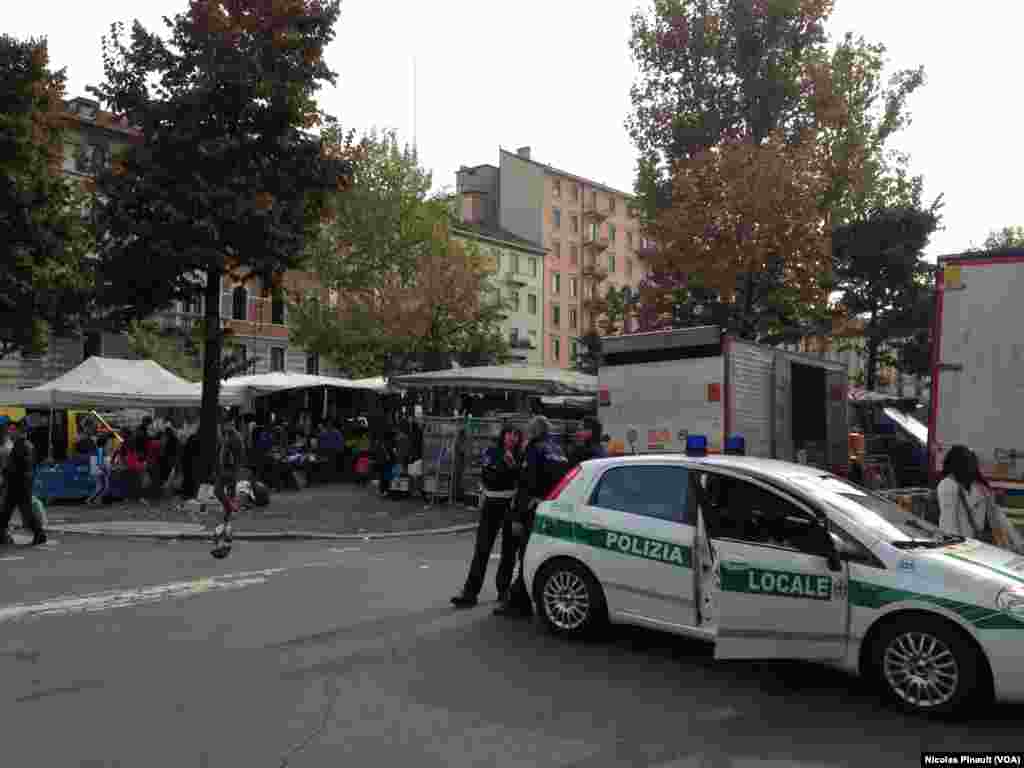 Les policiers italiens patrouillent aux abords du marché de Lima, Milan, 10 octobre 2015 (Nicolas Pinault/VOA).