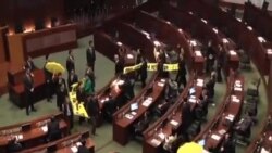 香港民主派議員舉黃傘退席特首施政報告