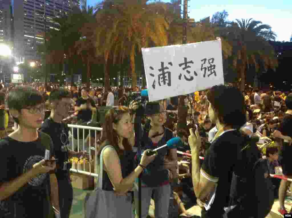 香港2014年六四烛光晚会开始前的景象 (美国之音海彦拍摄)