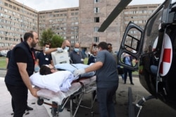 3일 아르메니아-아제르바이잔 접경에서 취재 도중 포격으로 부상을 입은 프랑스 기자가 병원으로 후송되고 있다.