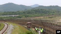 지난해 6월 강원도 고성군에서 시민들이 'DMZ 평화의 길'을 걷고 있다. 
