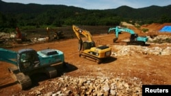 Ekskavator terlihat di area penambangan bijih nikel di Desa Kolonedalle dekat Morowali, Sulawesi. (Foto: Reuters)