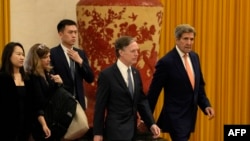 El enviado climático de EEUU, John Kerry (D) camina junto al embajador de EEUU en China, Nicholas Burns a su llegada al Gran Pabellón del Pueblo de Beijing para conversaciones el 19 de julio de 2023.