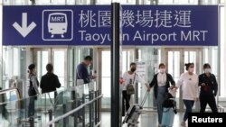 지난 3월 타이완 타오위안 국제공항에서 여행객들이 출국장을 걷고 있다. government announced a ban for most foreigners entering the island at Taoyuan Internation지난 3월 타이완 타오위안 국제공항에서 해외에서 온 여행객들이 출국장을 떠나고 있다. (자료사진)