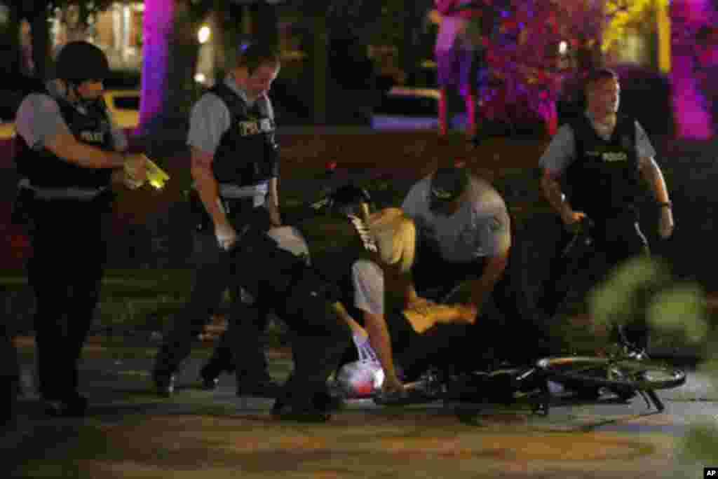 Des policiers menottent un manifestant qui participait aux manifestations à St Louis, le 15 septembre 2017.