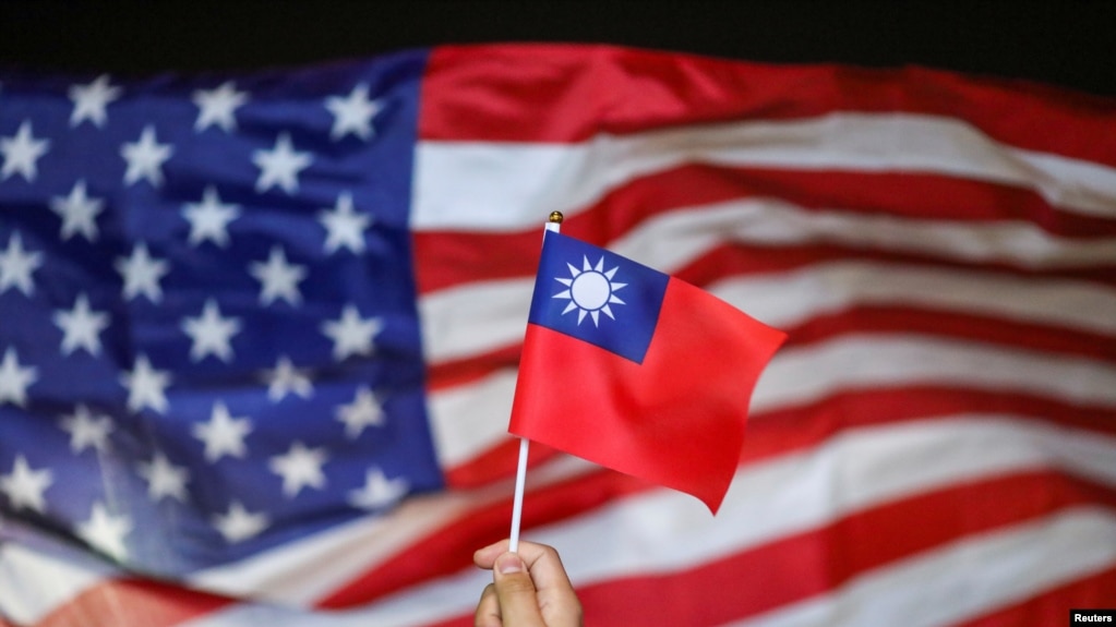 台湾旗帜与美国国旗 (photo:VOA)