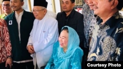 Cawapres KH Ma'ruf Amin (baju putih) ketika bersilaturahmi dengan keluarga Gus Dur di kediaman Sinta Nuriyah (Courtesy: istimewa). 