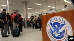 Para penumpang pesawat terbang melewati pintu pemeriksaan Badan Keamanan Transportasi Amerika (TSA) di bandara Atlanta, Georgia (foto: dok).