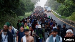 Migrantes caminan en caravana por una carretera en camino a la frontera con Estados Unidos, en Villa Comaltitlán, México, el 7 de noviembre de 2024.