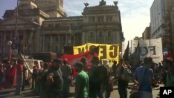 Varias protestas se registraron frente al Congreso argentino en Buenos Aires tras la expropiación de Repsol-YPF.