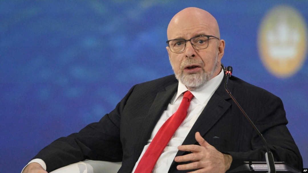 Дмитрий Саймс задает вопрос Владимиру Путину на пленарном заседании Петербургского международного экономического форума в июне 2023 года