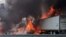 Las llamas envuelven a los vehículos después de un fuerte incendio en la Interestatal 75, el jueves 3 de enero de 2019, aproximadamente a una milla al sur de Alachua, cerca de Gainesville, Florida.