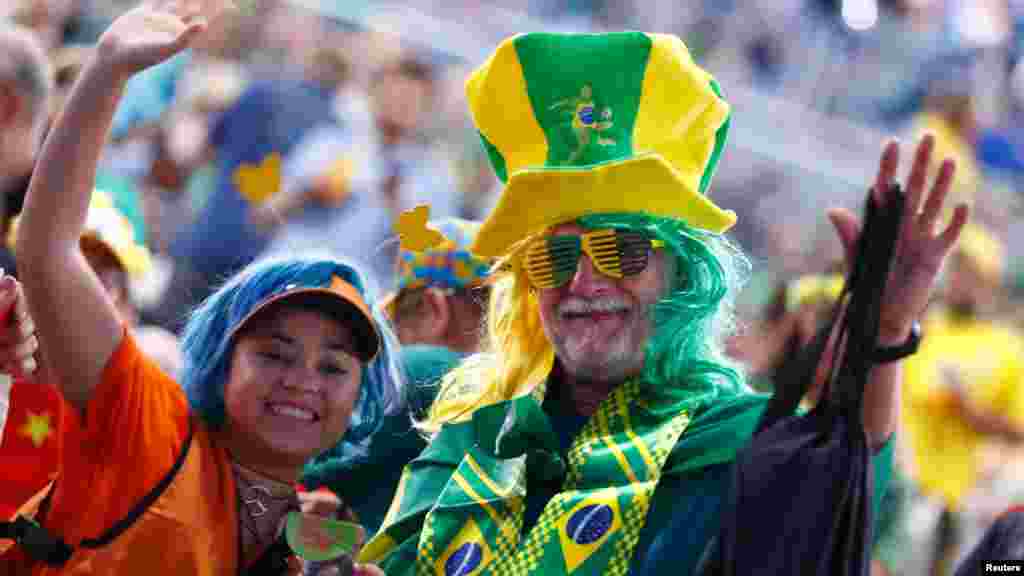 2016 Rio Olympics - Opening Ceremony - Maracana - Rio de Janeiro, Brazil - 05/08/2016. Chinese and Brazilian fans before the opening ceremony. (Reuters/Kai Pfaffenbach)