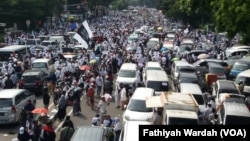 Umat Islam hadiri reuni persaudaraan 212 di Monas, Minggu (2/12) (foto: VOA/Fathiyah Wardah)