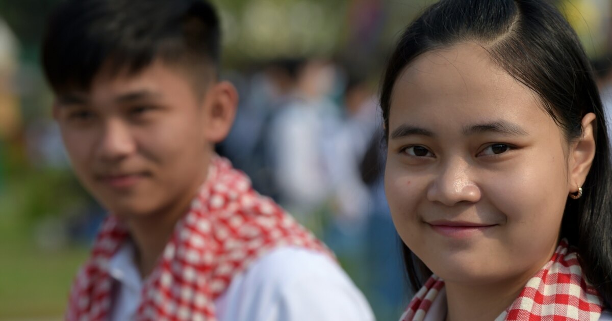 Ular uning mushukiga balon tiqdilar va uni shishirdilar.