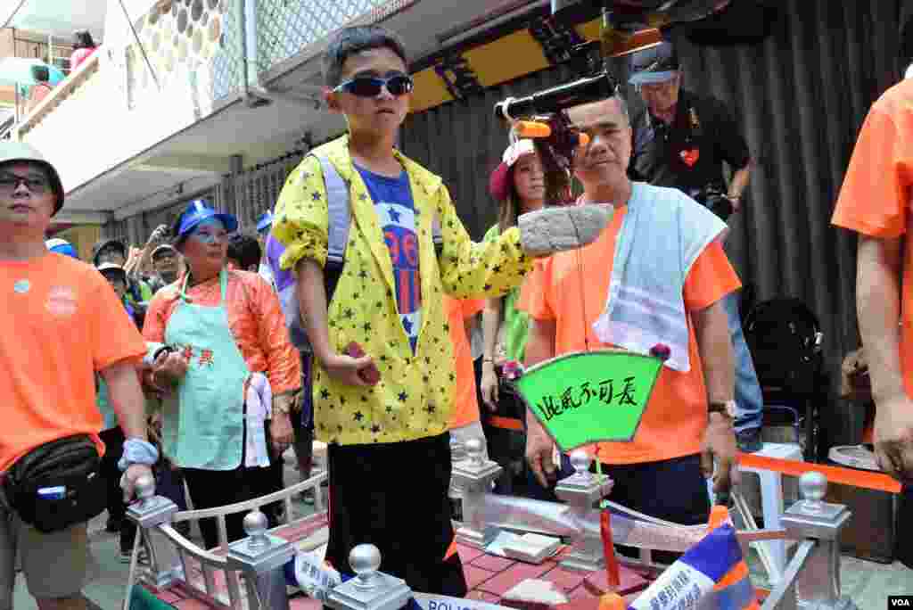 以年初一旺角衝突為主題的飄色名為「此風不可長」，有小朋友手持「發泡膠」製的道具磚頭。(美國之音記者湯惠芸拍攝)