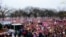 Des milliers de participants écoutent les discours sur le Mall, Washington DC, le 21 janvier 2017. (VOA/Nastasia Peteuil)