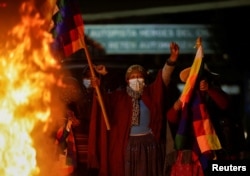 El fuego arde mientras la gente celebra en las calles después de que Luis Fernando Camacho, gobernador de Santa Cruz y destacado líder de la oposición, fuera detenido por la policía boliviana en Santa Cruz de la Sierra, en El Alto, Bolivia, el 28 de diciembre de 2022.