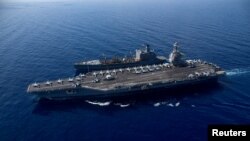 Крупнейший в мире авианосец USS Gerald R. Ford идет рядом с USNS Laramie во время заправки в восточной части Средиземного моря. 11 октября 2023 года.