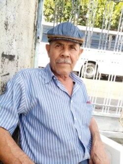 Juan Francisco Ramos tiene 69 años sigue trabajando y dice que no era lo que tenía planeado para su tercera edad. Foto Fabiana Rondón, VOA.