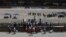 Los familiares participan en el octavo evento anual "Abrazos, no muros" en el Río Grande, en Ciudad Juárez, México, el sábado 19 de junio de 2021 y que permite encuentros entre inmigrantes a ambos lados de la frontera.