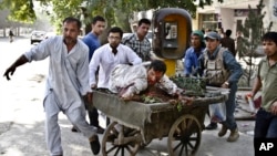 Người bị thương được đưa ra khỏi hiện trường vụ đánh bom bên ngoài Tòa án tối cao ở thủ đô Kabul hôm 11/6/2013. 