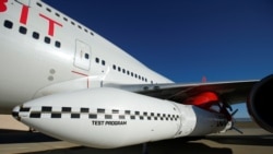 Une fusée sous l'aile d'un Boeing 747 modifié, avant le décollage d'un Virgin Orbit pour un test du système de lancement de satellites à haute altitude depuis Mojave en Californie, le 10 juillet 2019.