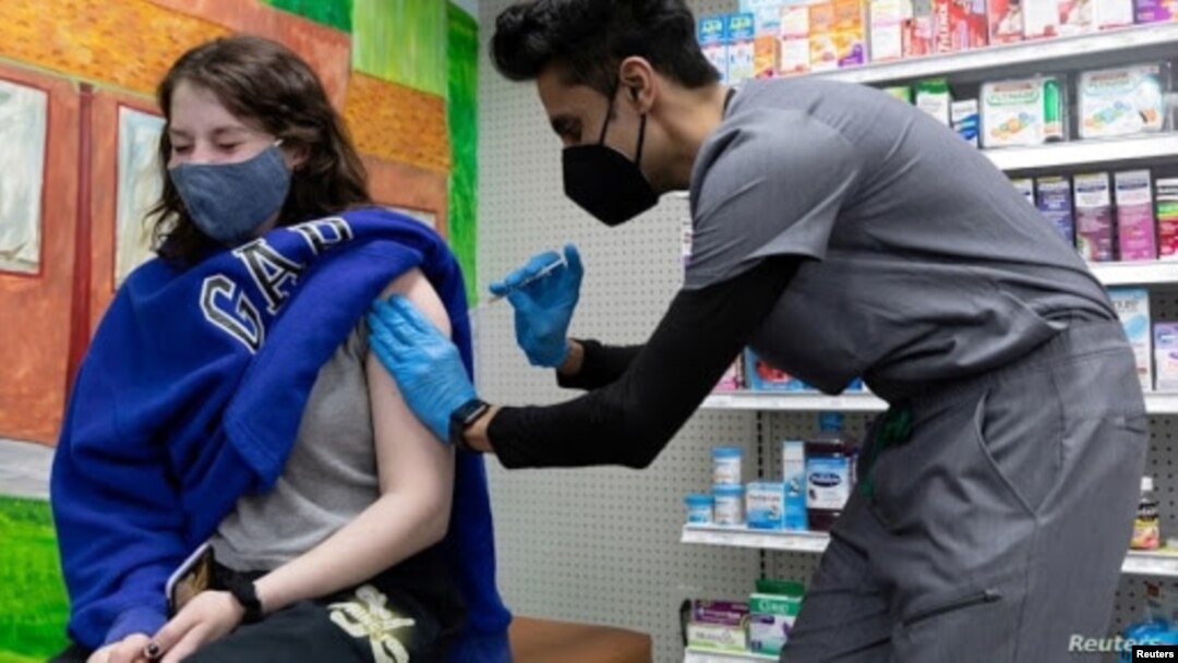 Julia Gadsby, de 18 años, quien tiene lupus, recibe la vacuna Pfizer-BioNTech contra la enfermedad del coronavirus (COVID-19) en Skippack Pharmacy en Schwenksville, Pensilvania, EE. UU., el 3 de marzo de 2021.