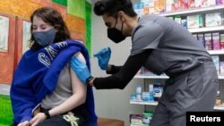 Julia Gadsby, de 18 años, quien tiene lupus, recibe la vacuna Pfizer-BioNTech contra la enfermedad del coronavirus (COVID-19) en Skippack Pharmacy en Schwenksville, Pensilvania, EE. UU., el 3 de marzo de 2021.