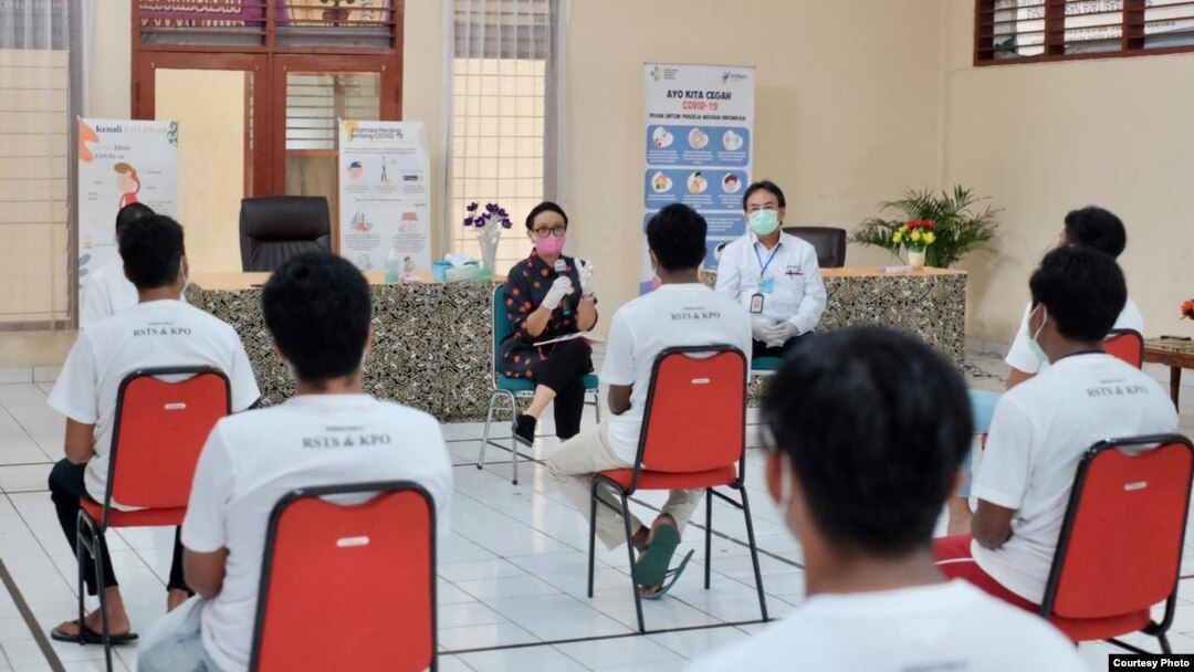 Menlu Retno Marsudi saat bertemu 14 ABK yang bekerja di kapal Long Xin 629 berbendera China di Jakarta, Minggu (10/5). (Courtesy: Kemlu RI)