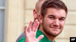 El miembro de la Guardia Nacional de Oregón, Alek Skarlatos, será condecorado por el Pentágono.