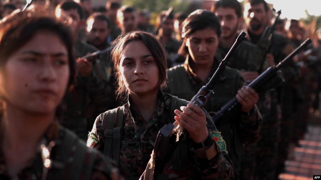 Para pejuang Pasukan Demokratik Suriah (SDF) menghadiri pemakaman rekan mereka yang tewas dalam perang melawan ISIS di kota Hajin (foto: dok). 