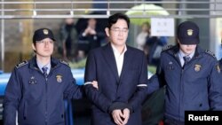 Pemimpin Grup Samsung, Jay Y. Lee saat tiba di kantor kuasa hukum independen di Seoul, Korea Selatan, 22 Februari 2017.