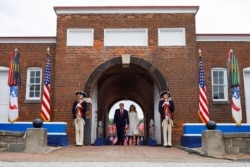 도널드 트럼프 미국 대통령과 멜라니아 여사가 25일 미국 볼티모어에 위치한 포트맥헨리 국립 유적지에서 열린 메모리얼 행사에 참석했다.