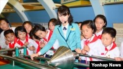 지난 7일 북한 과학기술전당을 방문한 조선소년단 대표들.