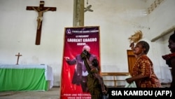 Effigie de l'ancien président Laurent Gbagbo à l'intérieur d'une église à Gagnoa, en Côte d'Ivoire, le 13 juin 2021.