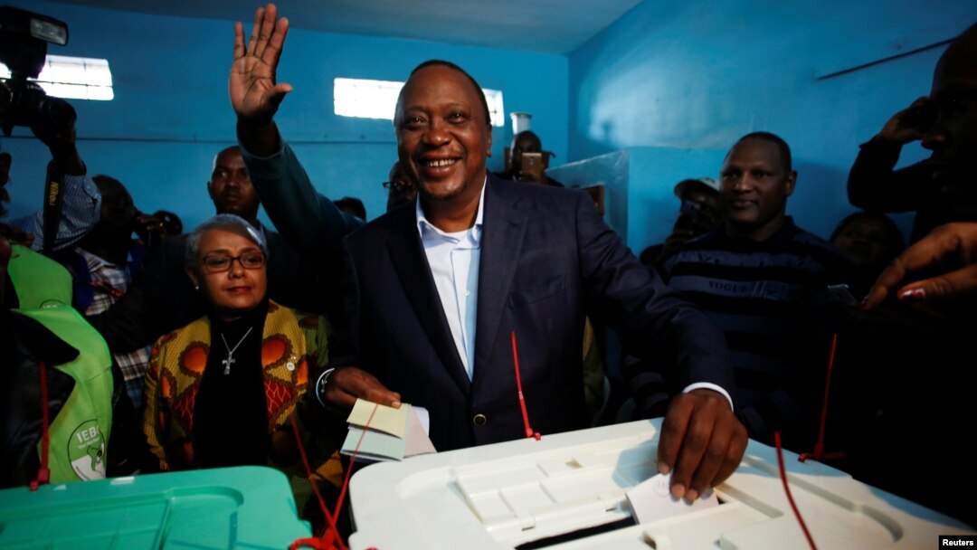 Presiden Kenya Uhuru Kenyatta memasukkan kartu suara di sebuah TPS di kampung halamannya, Gatundu, Kiambu, Kenya, Selasa (8/8). 