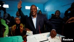 Presiden Kenya Uhuru Kenyatta memasukkan kartu suara di sebuah TPS di kampung halamannya, Gatundu, Kiambu, Kenya, Selasa (8/8). 